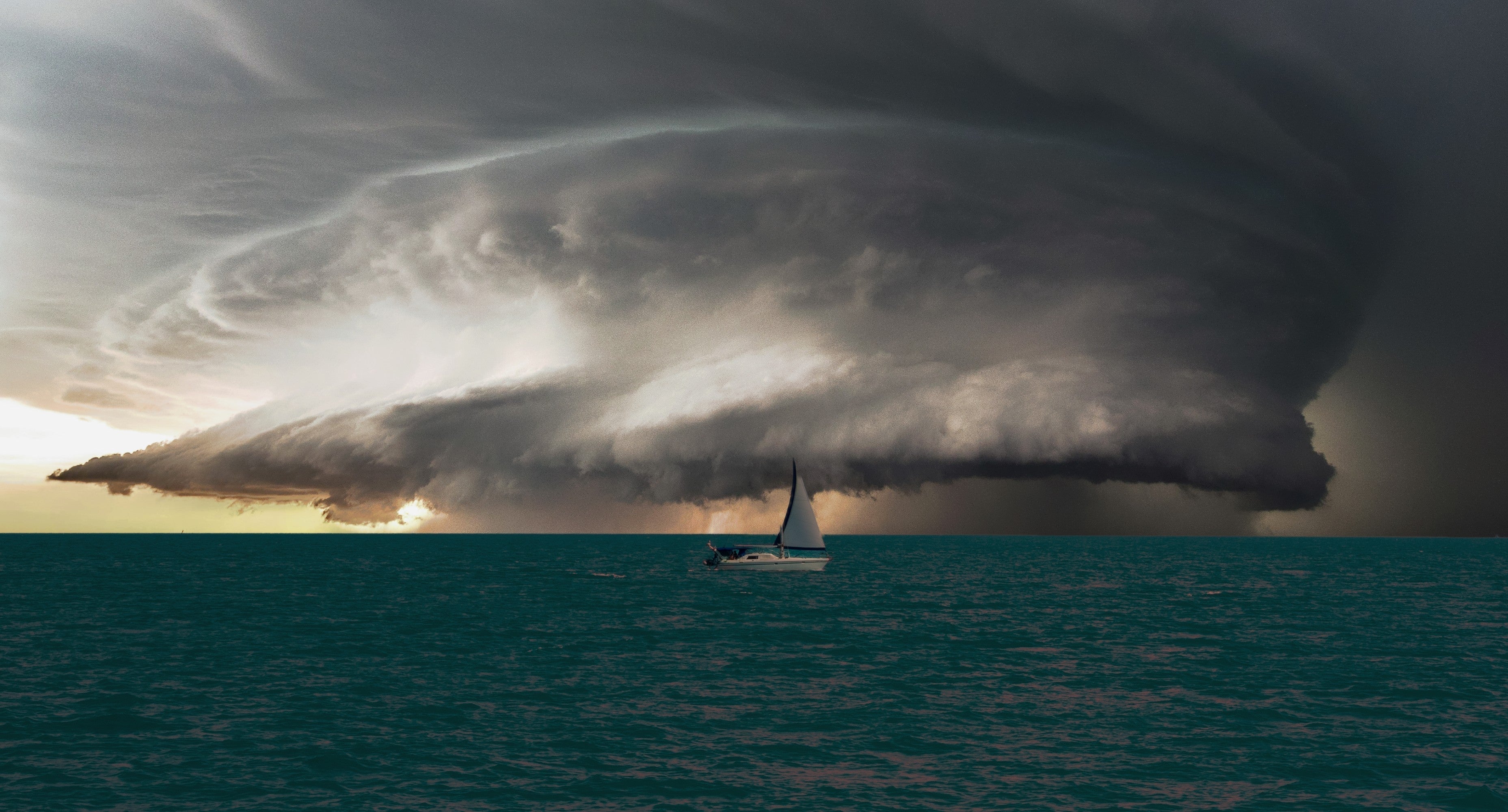 Reading the Water: A Boat Owner's Guide to Marine Weather & Tides